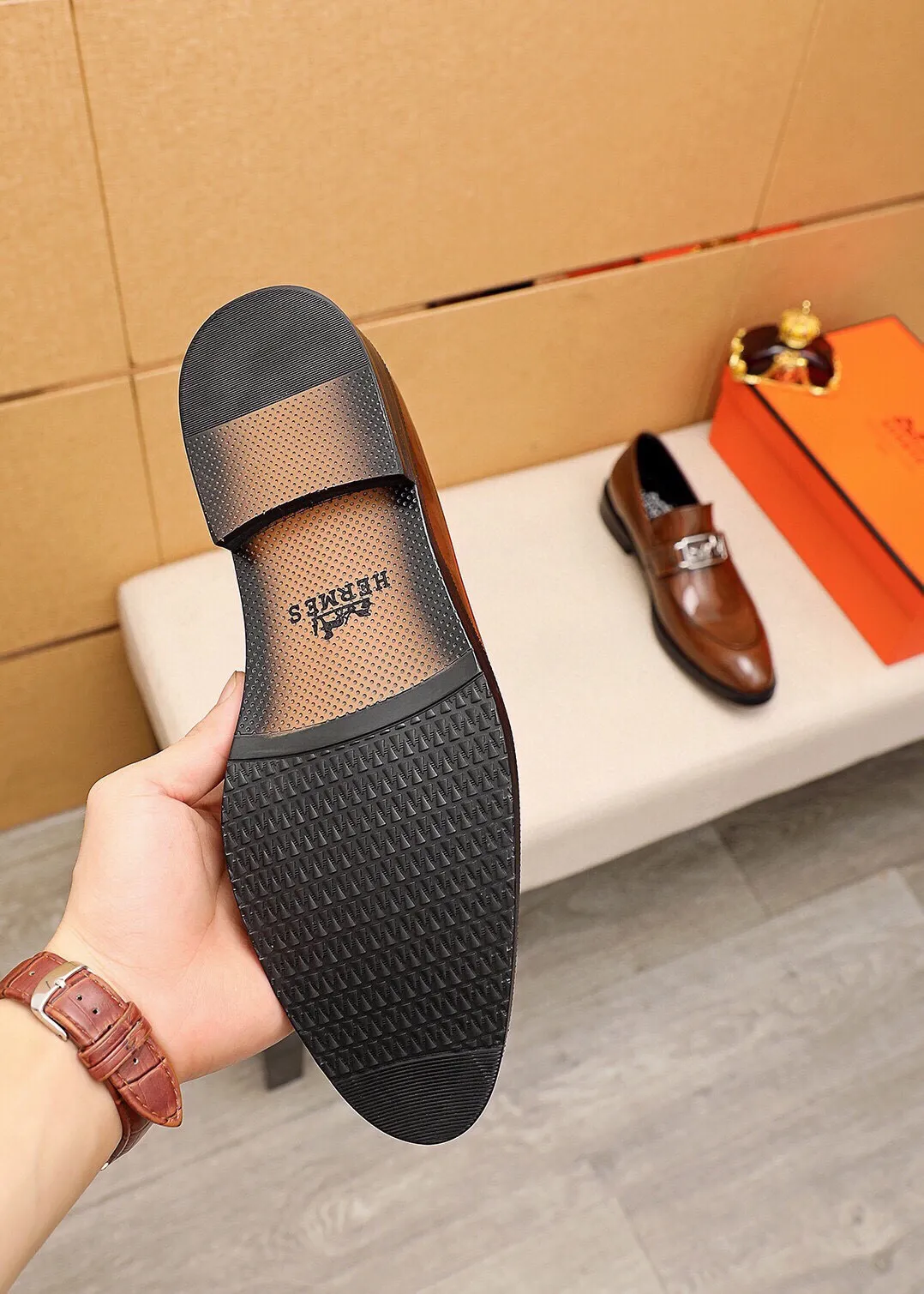 Men's shoes 💰480 💐 Product trademark: HERMES "Hermès" casual leather shoes Regular size: 38-44 (45🉑️customized) Product materials: Selected imported first-layer open-edge beaded cowhide upper + classic hardware buckle, imported water-dyed 🐂 cowhide lining. Strong three-dimensional visual effect, non-slip and wear-resistant combination outsole Color: 2⃣️colors available